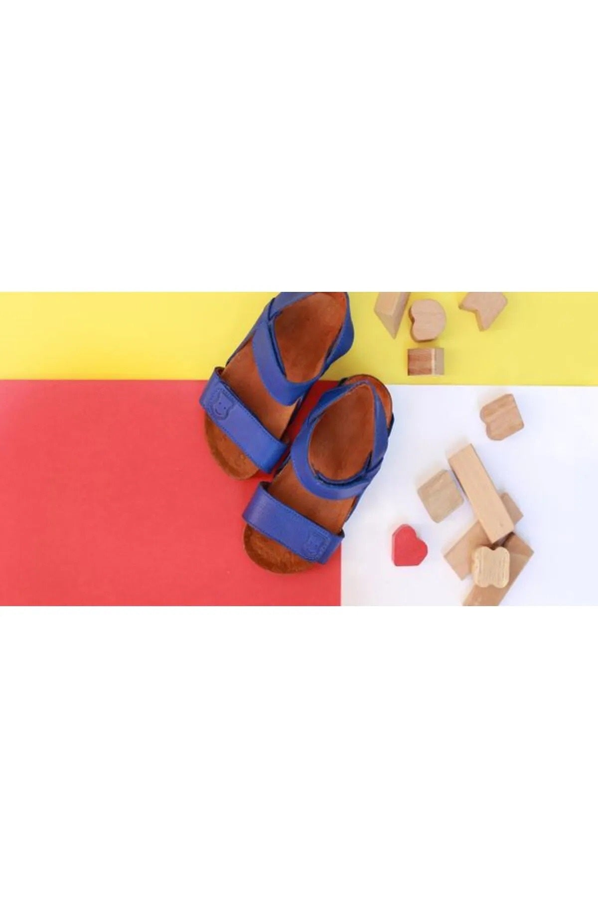 Kız çocuk der sandalet